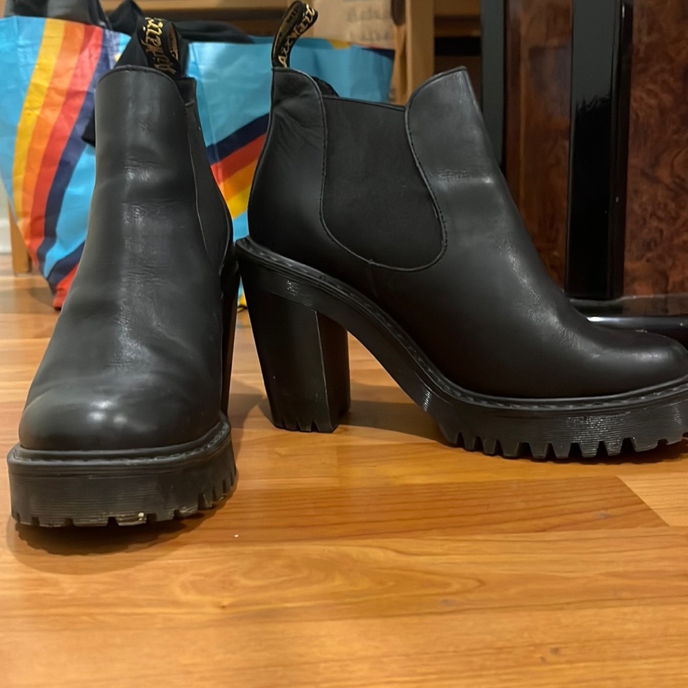 Doc Martens Magdalena Chelsea Boots - tag says 7 fit like 8